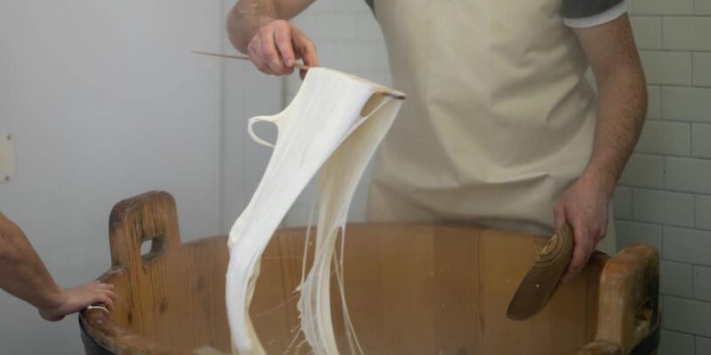 Lavorazione-della-mozzarella-1200x600